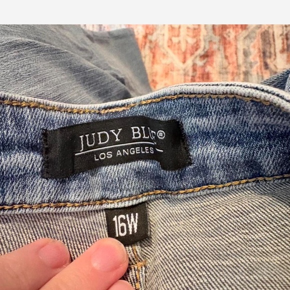 Judy Blue Light Wash Distressed Jeans - Picture 2 of 3